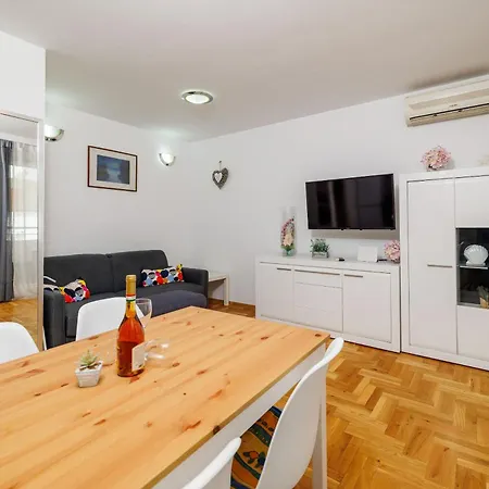 Apartament Roli *